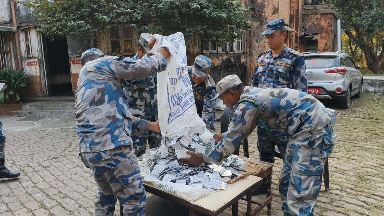 अररिया फोटो:जब्त नेपाल में प्रतिबंधित प्राणघातक दवाई अररिया फोटो:जब्त नेपाल में प्रतिबंधित प्राणघातक दवाई