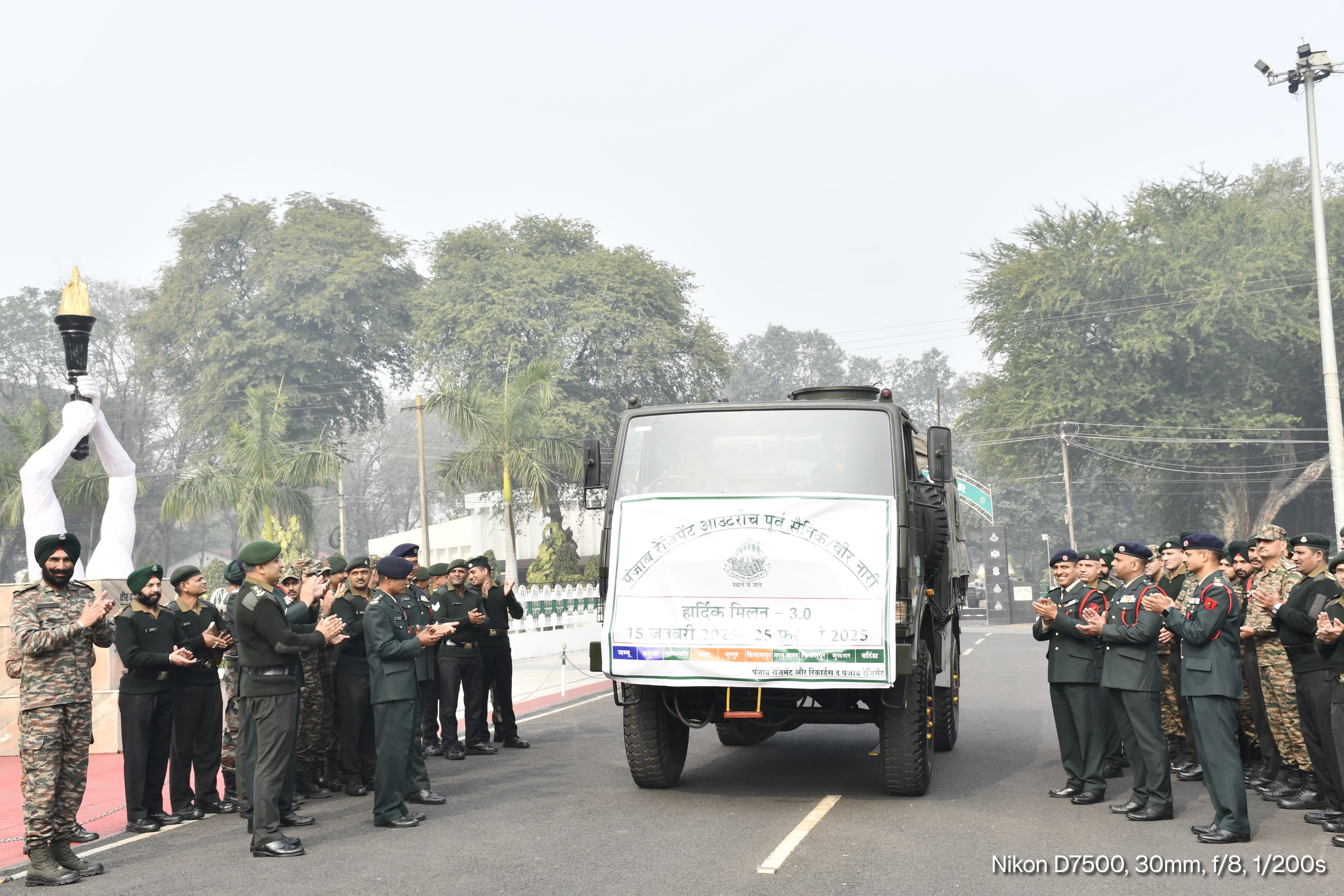 मिलन दल को रवाना करते ब्रिगेडियर