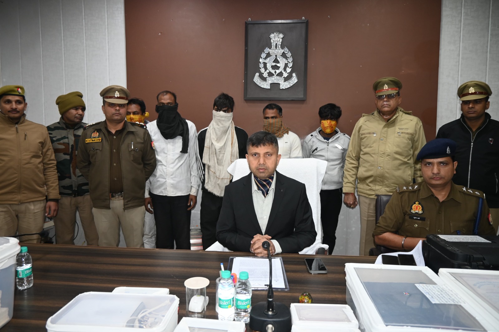 एसएसपी जानकारी देते हुए साथ है एसपी सिटी आर सीअेा छाता एसएसपी जानकारी देते हुए साथ है एसपी सिटी आर सीअेा छाता