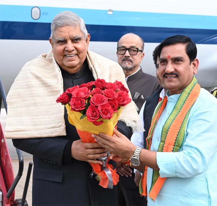 उपराष्ट्रपति जगदीप धनखड़ का स्वागत करते हुए उपराष्ट्रपति जगदीप धनखड़ का स्वागत करते हुए