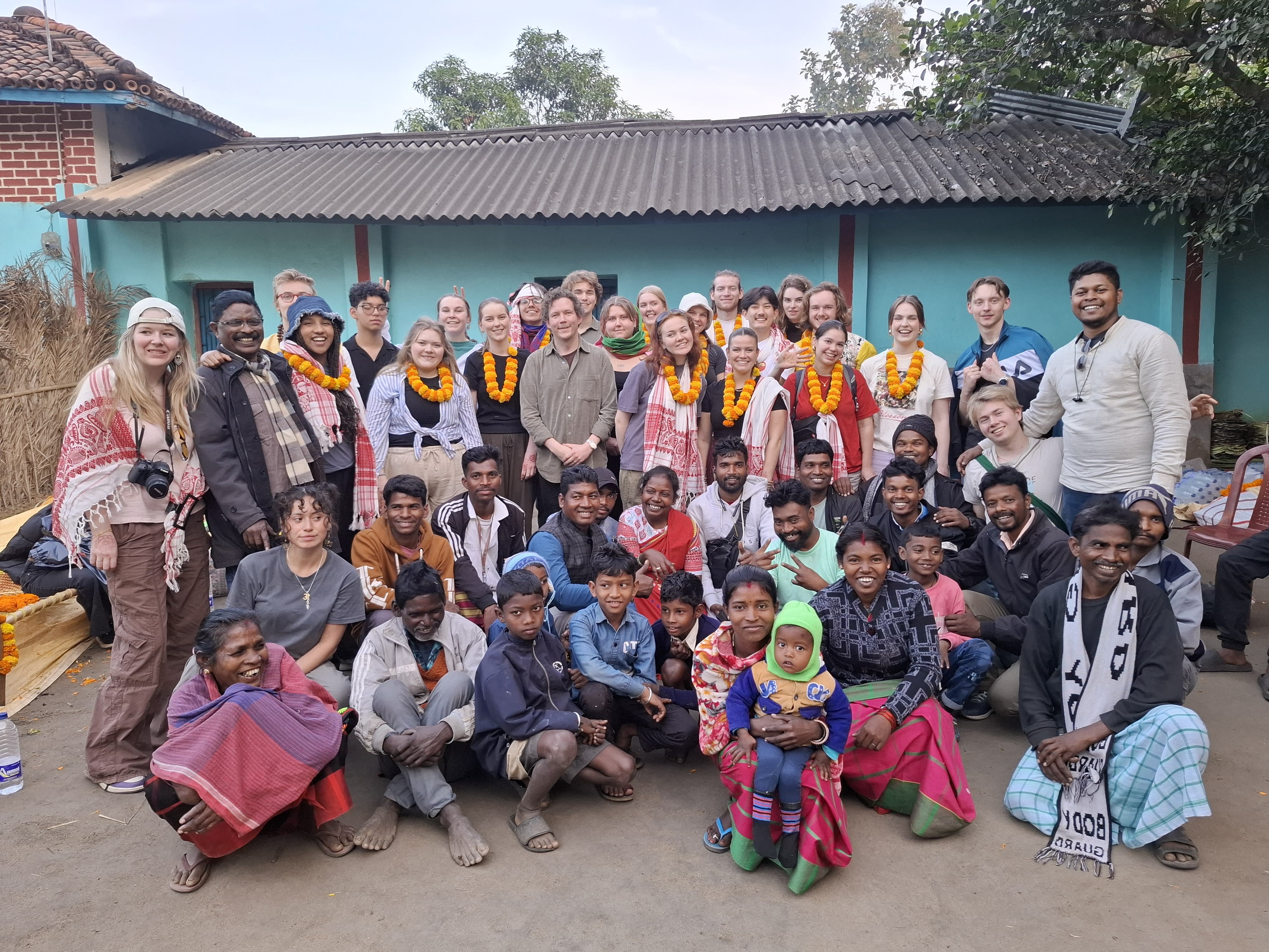 आदिवासी ग्रामीणों के साथ विदेश सैलानी आदिवासी ग्रामीणों के साथ विदेश सैलानी