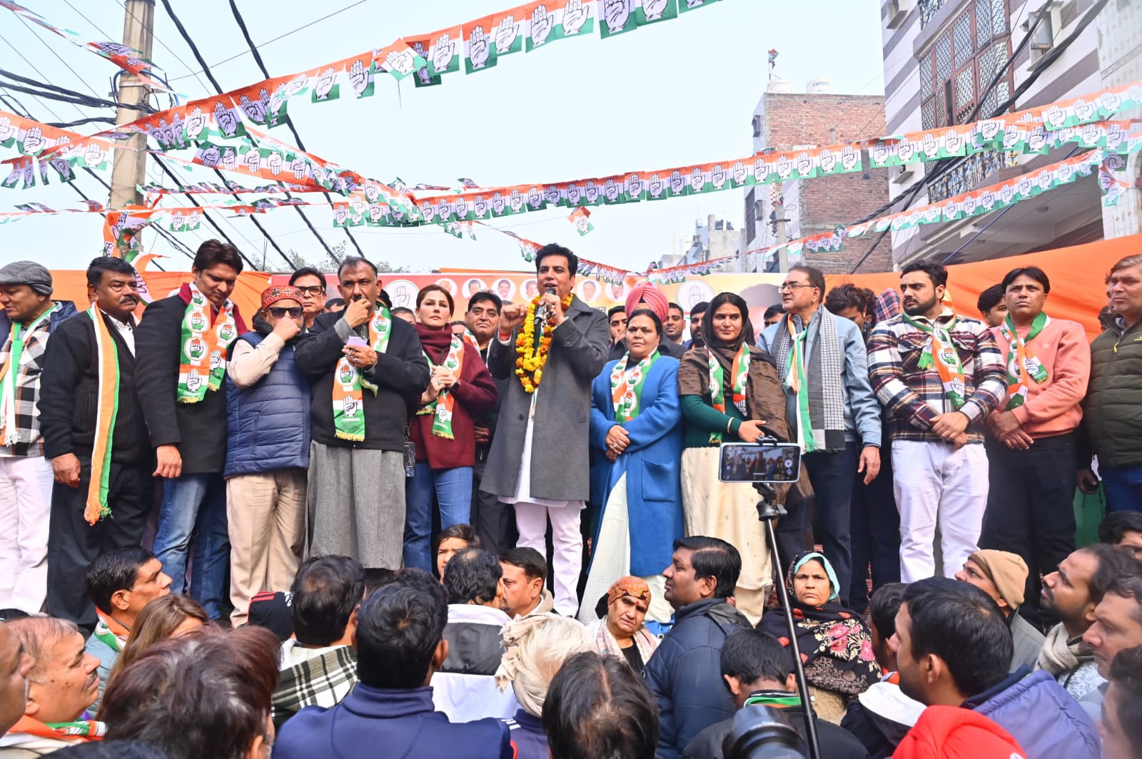 दिल्ली प्रदेश कांग्रेस अध्यक्ष देवेन्द्र यादव रोड शो करते हुए