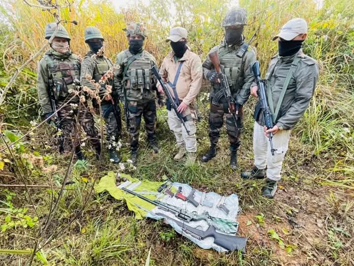 मणिपुर में बरामद भारी मात्रा में हथियार और विस्फोटकों की तस्वीर। मणिपुर में बरामद भारी मात्रा में हथियार और विस्फोटकों की तस्वीर।
