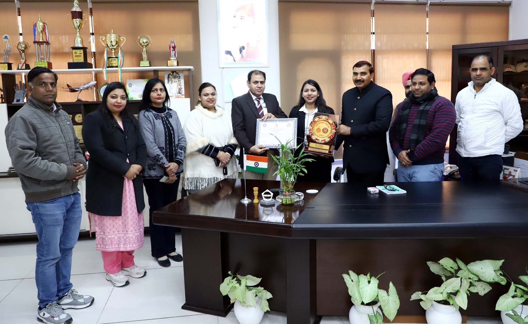 स्वयंसेविका दीपिका को सम्मानित करते कुलपति प्रो. नरसी राम बिश्नोई। स्वयंसेविका दीपिका को सम्मानित करते कुलपति प्रो. नरसी राम बिश्नोई।