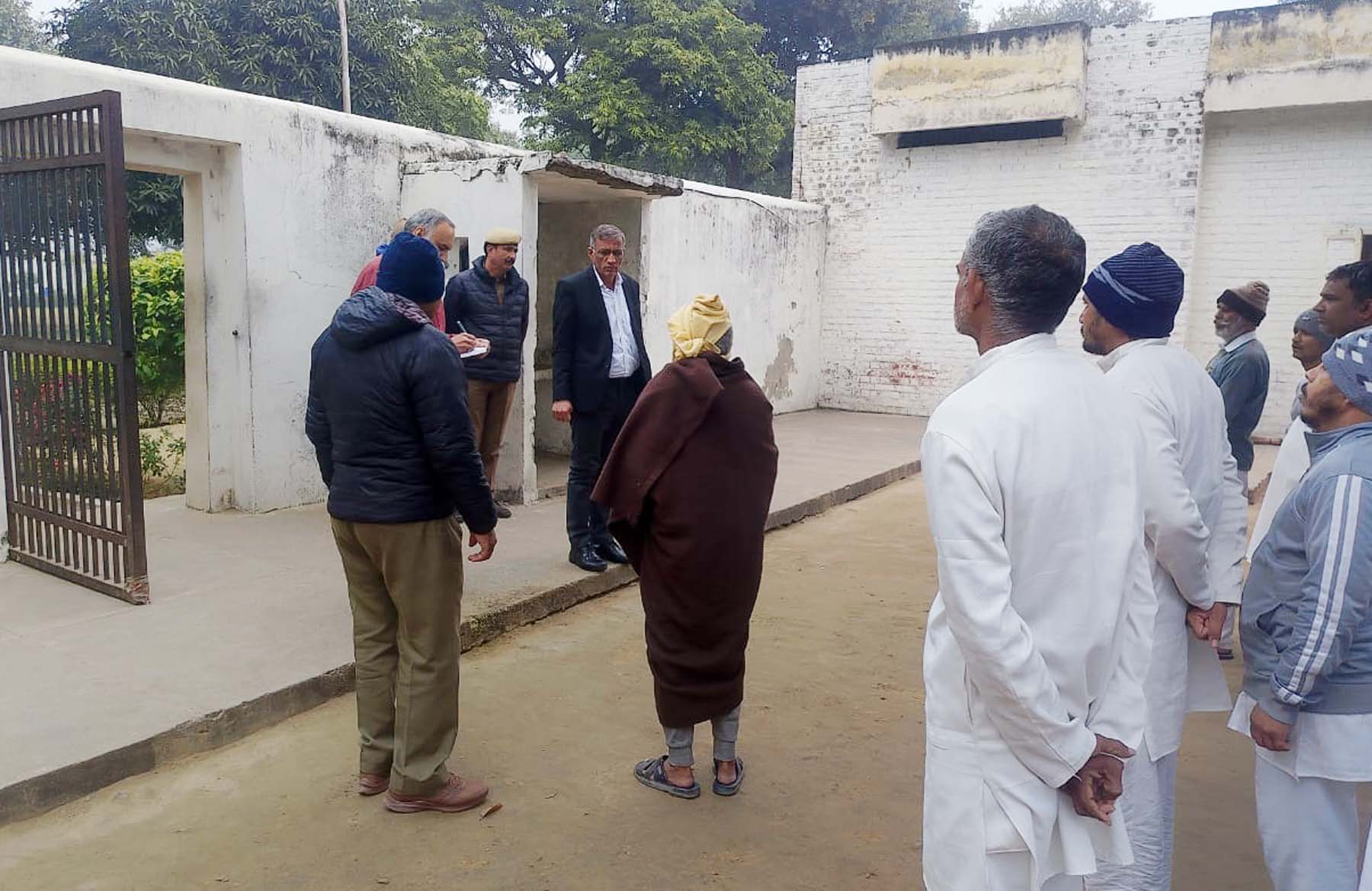 फोटो नंबर-02: गुरुग्राम जिला जेल भोंडसी में कैदियों से बात करते सीजेएम रमेश चंद्र। फोटो नंबर-02: गुरुग्राम जिला जेल भोंडसी में कैदियों से बात करते सीजेएम रमेश चंद्र।