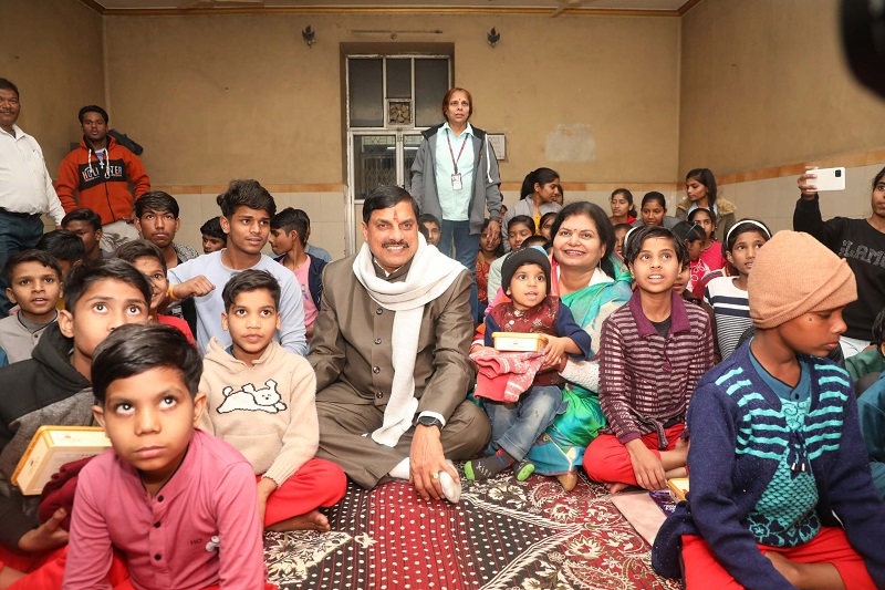 मप्रः मुख्यमंत्री डॉ. यादव ने बाल निकेतन के बच्चों से की भेंट और दिये उपहार मप्रः मुख्यमंत्री डॉ. यादव ने बाल निकेतन के बच्चों से की भेंट और दिये उपहार