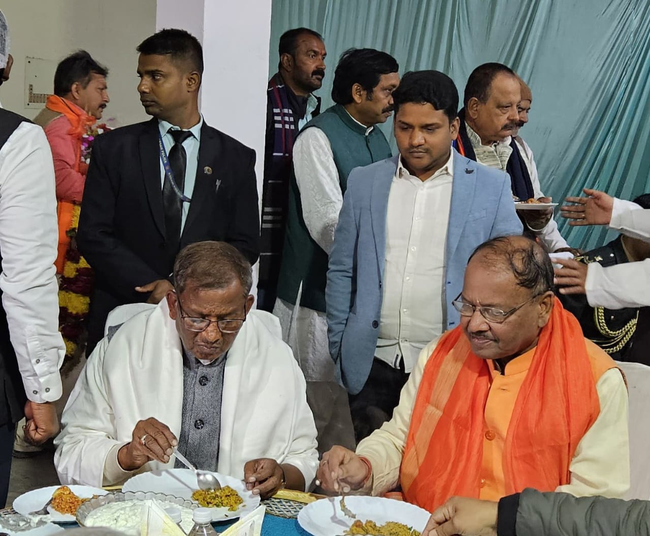 स्नेह मिलन कार्यक्रम में खिचड़ी खाते राज्यपाल: फोटो बच्चा गुप्ता स्नेह मिलन कार्यक्रम में खिचड़ी खाते राज्यपाल: फोटो बच्चा गुप्ता