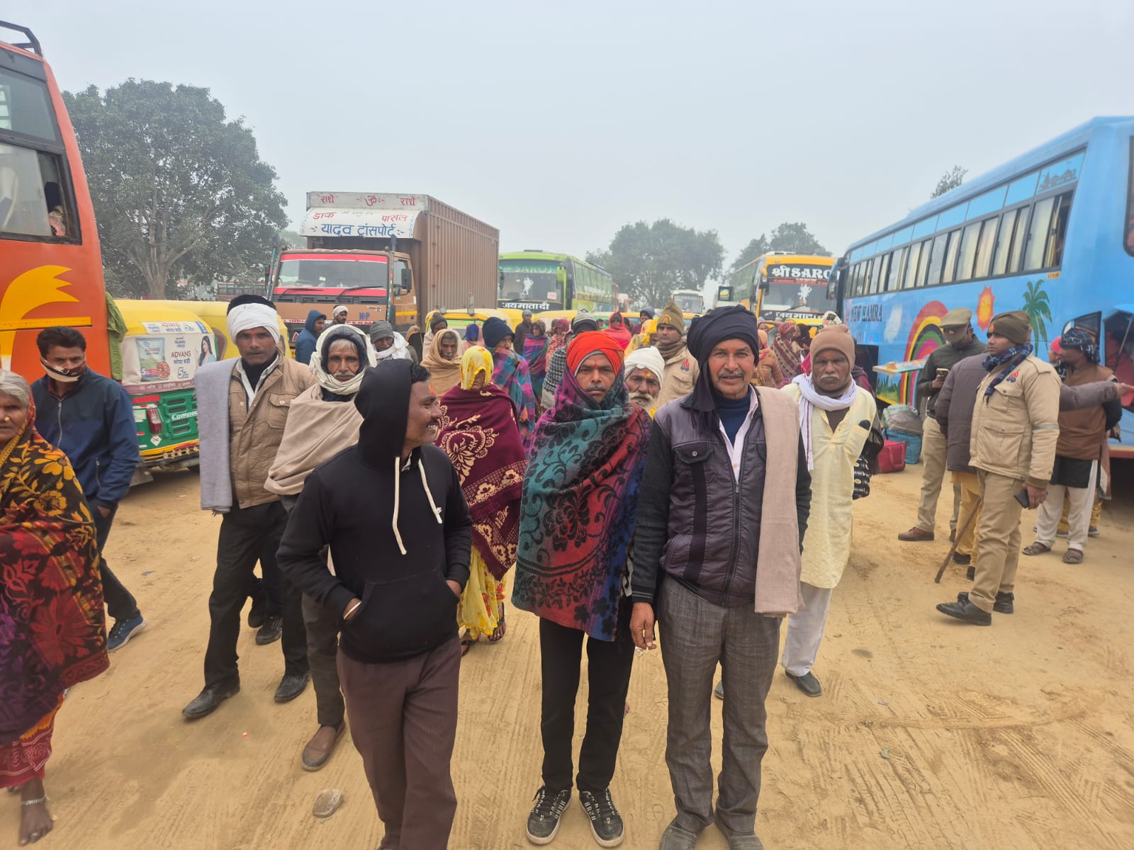 प्रयागराज महाकुंभ से काशी लौटे श्रद्धालुओं की भीड़: फोटो बच्चा गुप्ता प्रयागराज महाकुंभ से काशी लौटे श्रद्धालुओं की भीड़: फोटो बच्चा गुप्ता