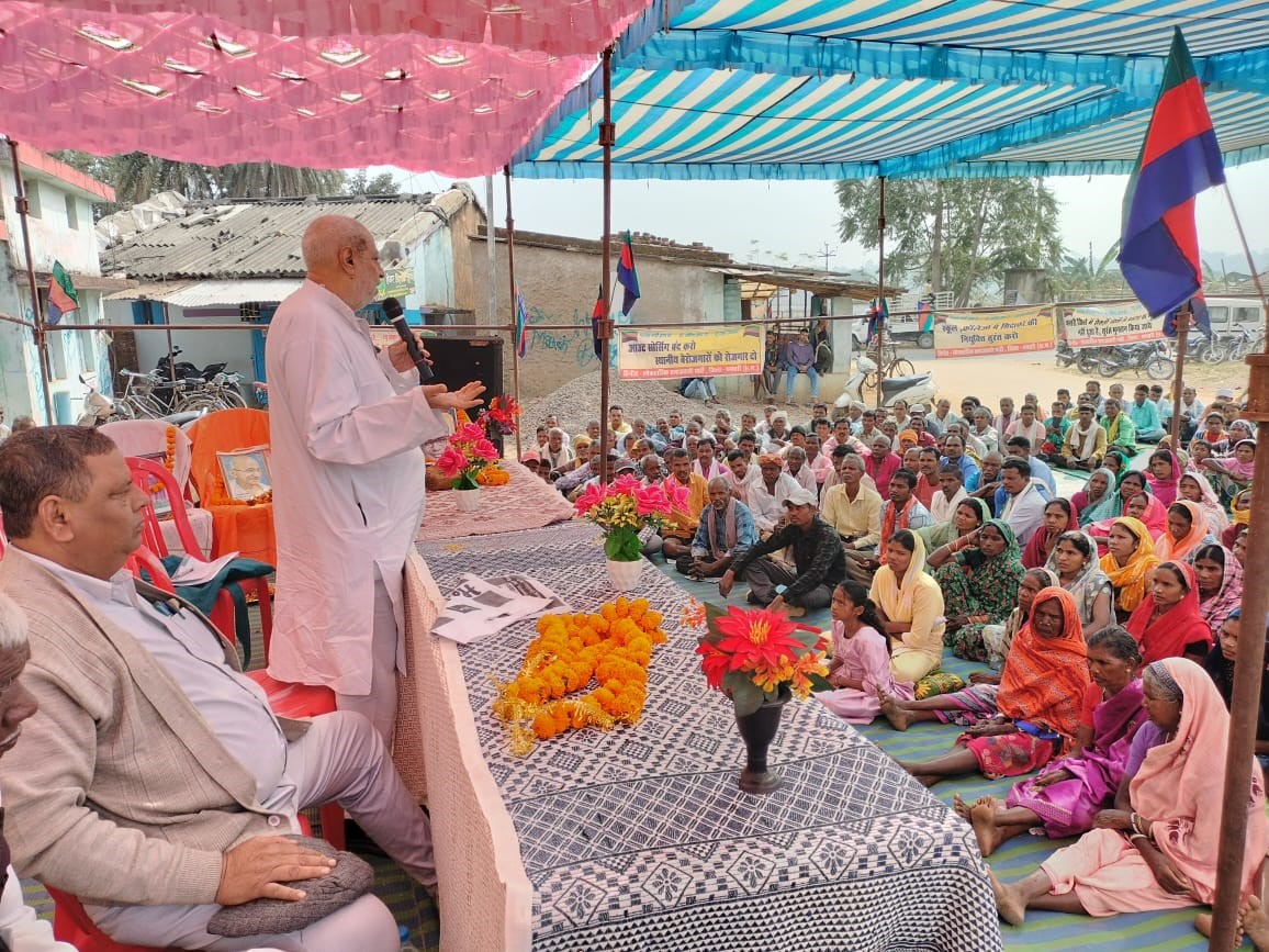 कौहाबाहरा में ग्रामीणों को संबोधित करते हुए लोकतांत्रिक समाजवादी पार्टी के संस्थापक व संरक्षक रघु ठाकुर व उपस्थित लोग। कौहाबाहरा में ग्रामीणों को संबोधित करते हुए लोकतांत्रिक समाजवादी पार्टी के संस्थापक व संरक्षक रघु ठाकुर व उपस्थित लोग।