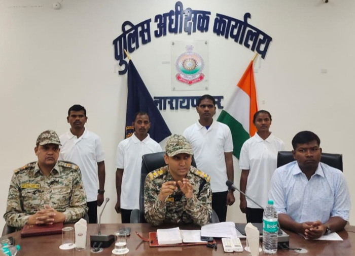 बड़े कैडर के 4 नक्सलियाें ने किया आत्मसमर्पण बड़े कैडर के 4 नक्सलियाें ने किया आत्मसमर्पण