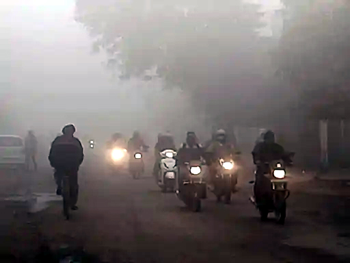 फरीदाबाद में कोहरा पडऩे पर सडक़ से गुजरते वाहन। फरीदाबाद में कोहरा पडऩे पर सडक़ से गुजरते वाहन।
