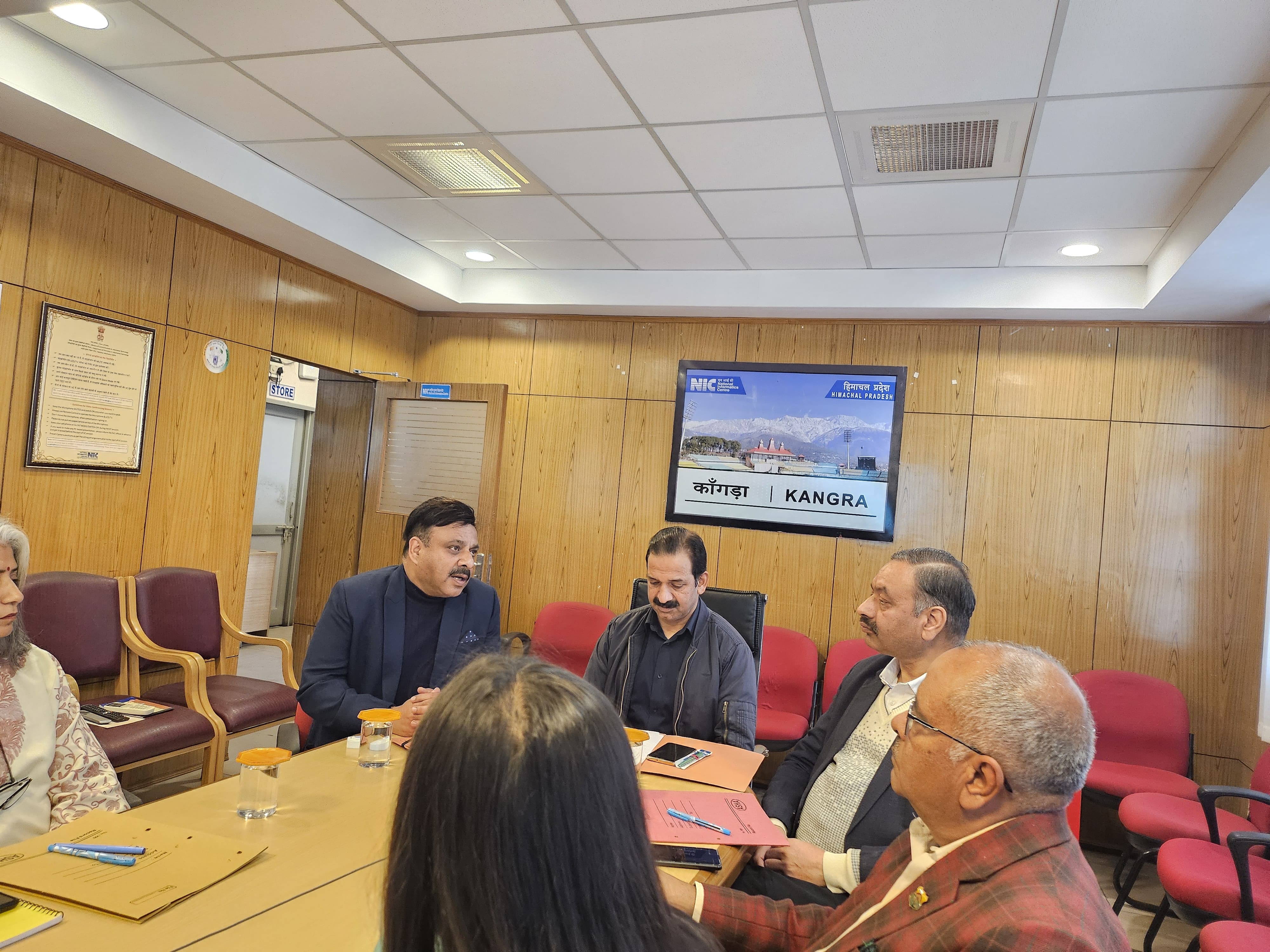 समीक्षा बैठक के दौरान मौजूद अधिकारी। समीक्षा बैठक के दौरान मौजूद अधिकारी।