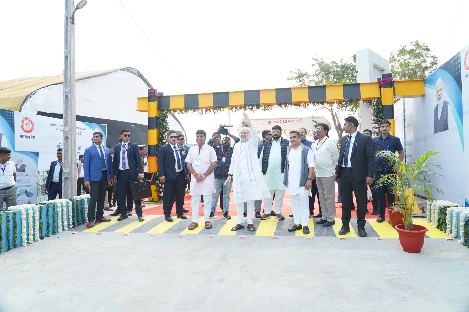 गांधीनगर जिले के कलोल के सैज गाँव में खोडियार-कलोल रेल खंड के लेवल क्रॉसिंग नंबर 233 पर नवनिर्मित लिमिटेड हाइट (एलएचएस) सबवे का लोकार्पण अवसर पर केन्द्रीय गृह मंत्री अमित शाह। गांधीनगर जिले के कलोल के सैज गाँव में खोडियार-कलोल रेल खंड के लेवल क्रॉसिंग नंबर 233 पर नवनिर्मित लिमिटेड हाइट (एलएचएस) सबवे का लोकार्पण अवसर पर केन्द्रीय गृह मंत्री अमित शाह।
