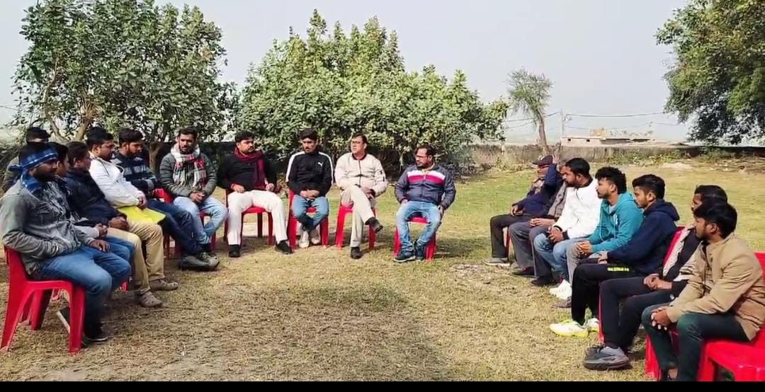 बैठक करते कांग्रेस कार्यकर्ता बैठक करते कांग्रेस कार्यकर्ता