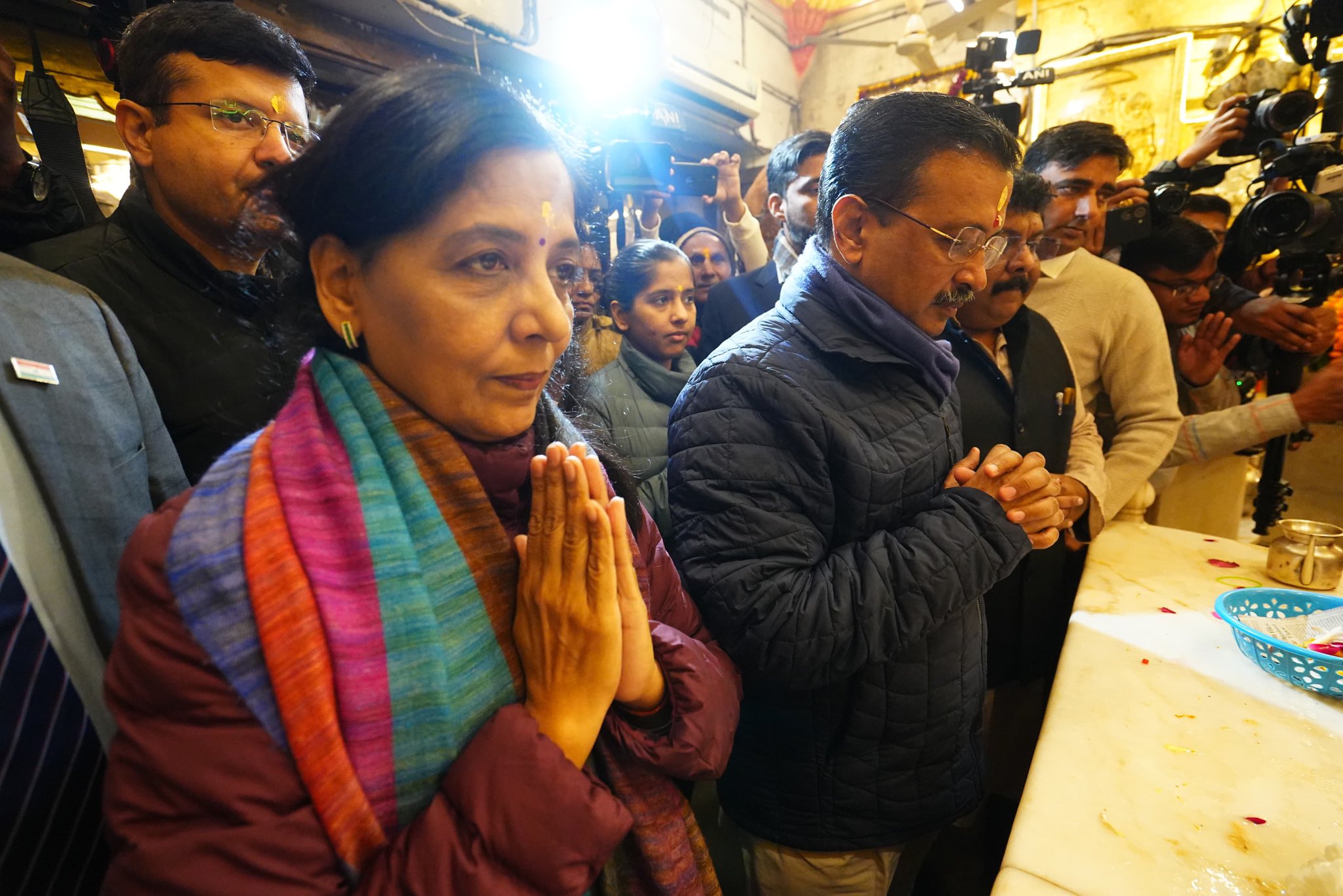 केजरीवाल वाल्मिकी मंदिर में दर्शन करते हुए केजरीवाल वाल्मिकी मंदिर में दर्शन करते हुए
