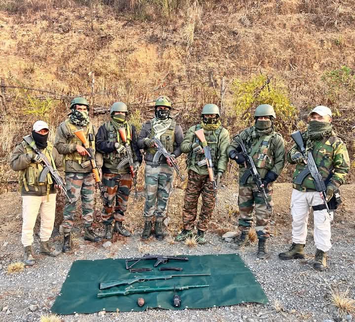 मणिपुर में बरामद भारी मात्रा में हथियार और विस्फोटकों की तस्वीर। मणिपुर में बरामद भारी मात्रा में हथियार और विस्फोटकों की तस्वीर।