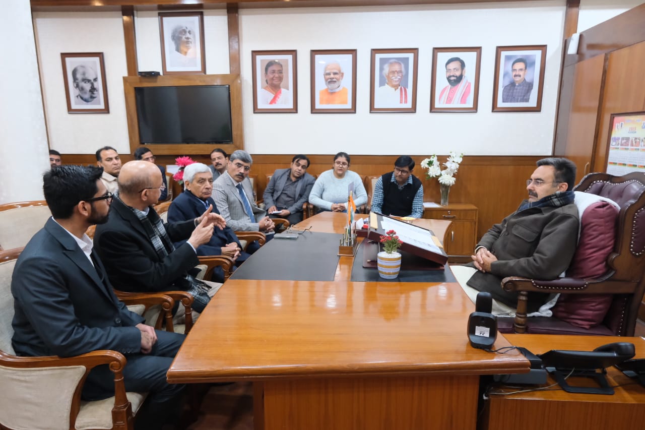 हरियाणा विधानसभा के स्पीकर हरविंद्र कल्याण अधिकारियाें के साथ बैठक करते हुए हरियाणा विधानसभा के स्पीकर हरविंद्र कल्याण अधिकारियाें के साथ बैठक करते हुए