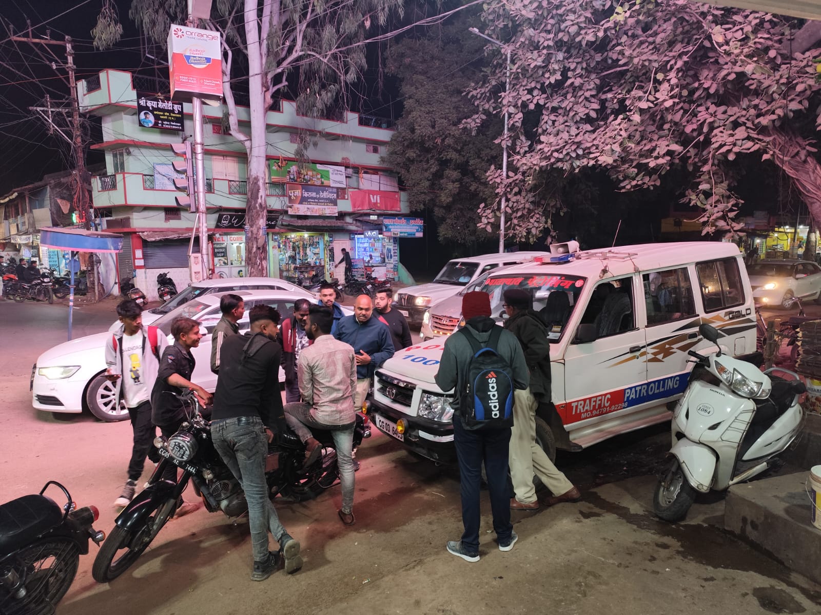 आंबेडकर चौक के पास वाहनों की जांच करती हुई यातायात पुलिस। आंबेडकर चौक के पास वाहनों की जांच करती हुई यातायात पुलिस।