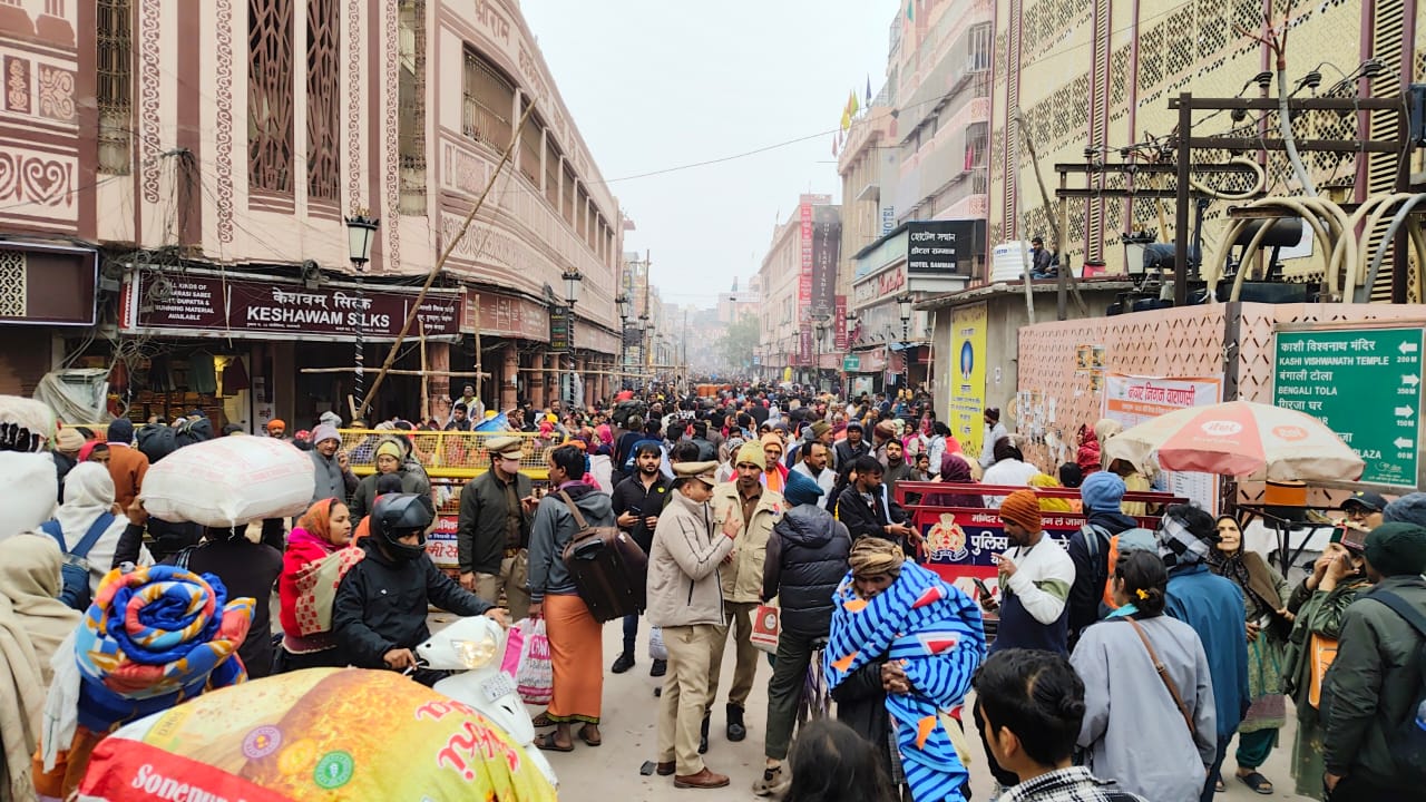 प्रयागराज महाकुंभ से काशी लौटे श्रद्धालुओं की भीड़: फोटो बच्चा गुप्ता प्रयागराज महाकुंभ से काशी लौटे श्रद्धालुओं की भीड़: फोटो बच्चा गुप्ता