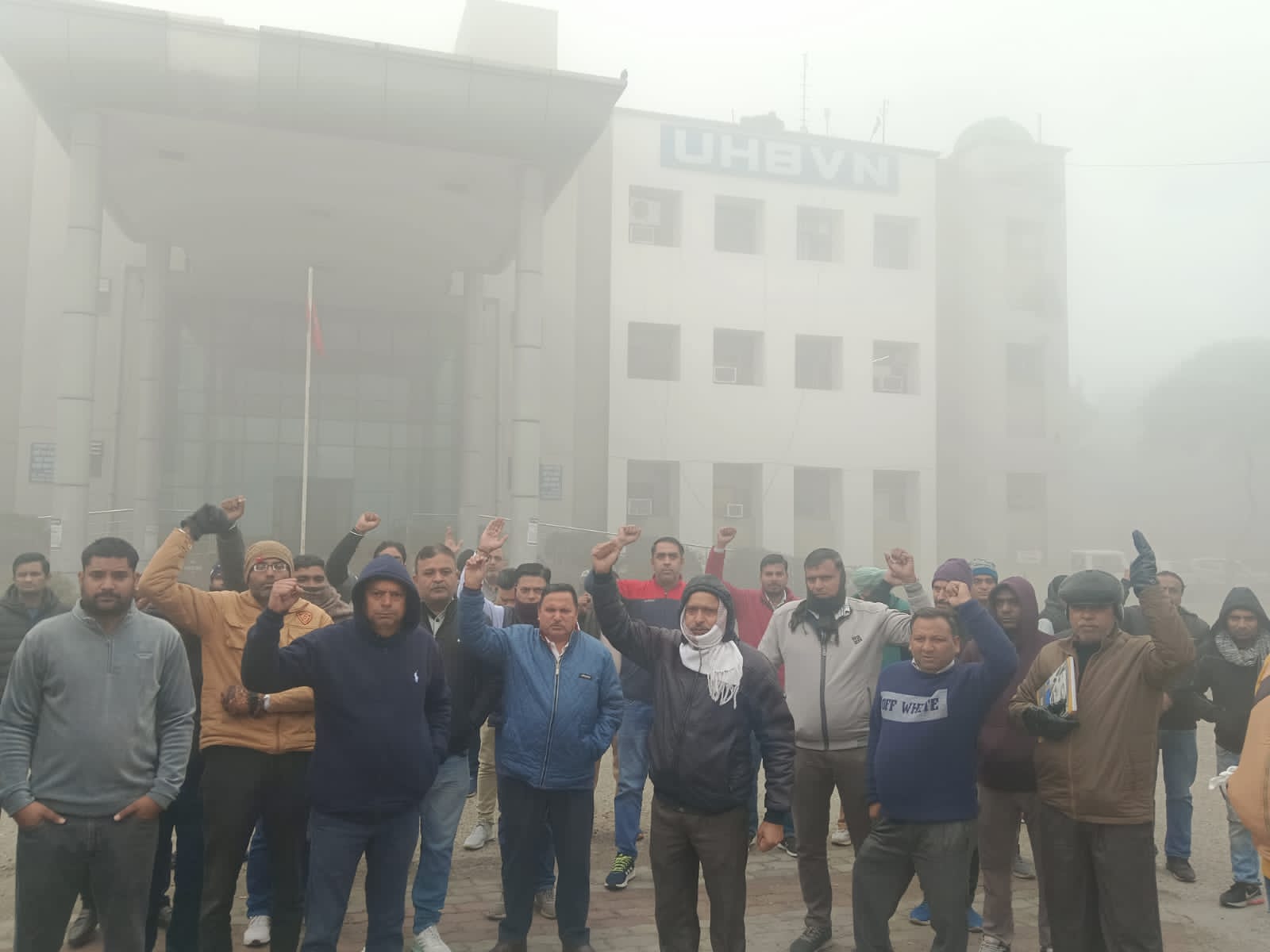 गेट मीटिंग कर प्रदर्शन करते बिजली कर्मचारी गेट मीटिंग कर प्रदर्शन करते बिजली कर्मचारी