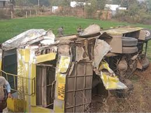 मार्बल लोड ट्रक की टक्कर के बाद यात्री बस पलटी मार्बल लोड ट्रक की टक्कर के बाद यात्री बस पलटी