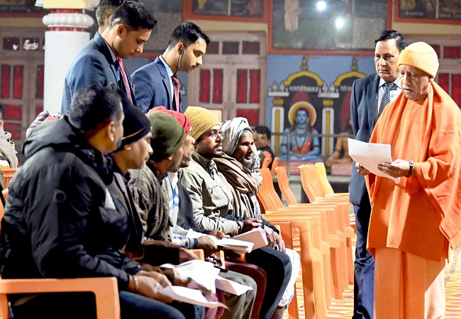 जनता की सुमसयाओं को सुनते मुख्यमंत्री योगी जनता की सुमसयाओं को सुनते मुख्यमंत्री योगी