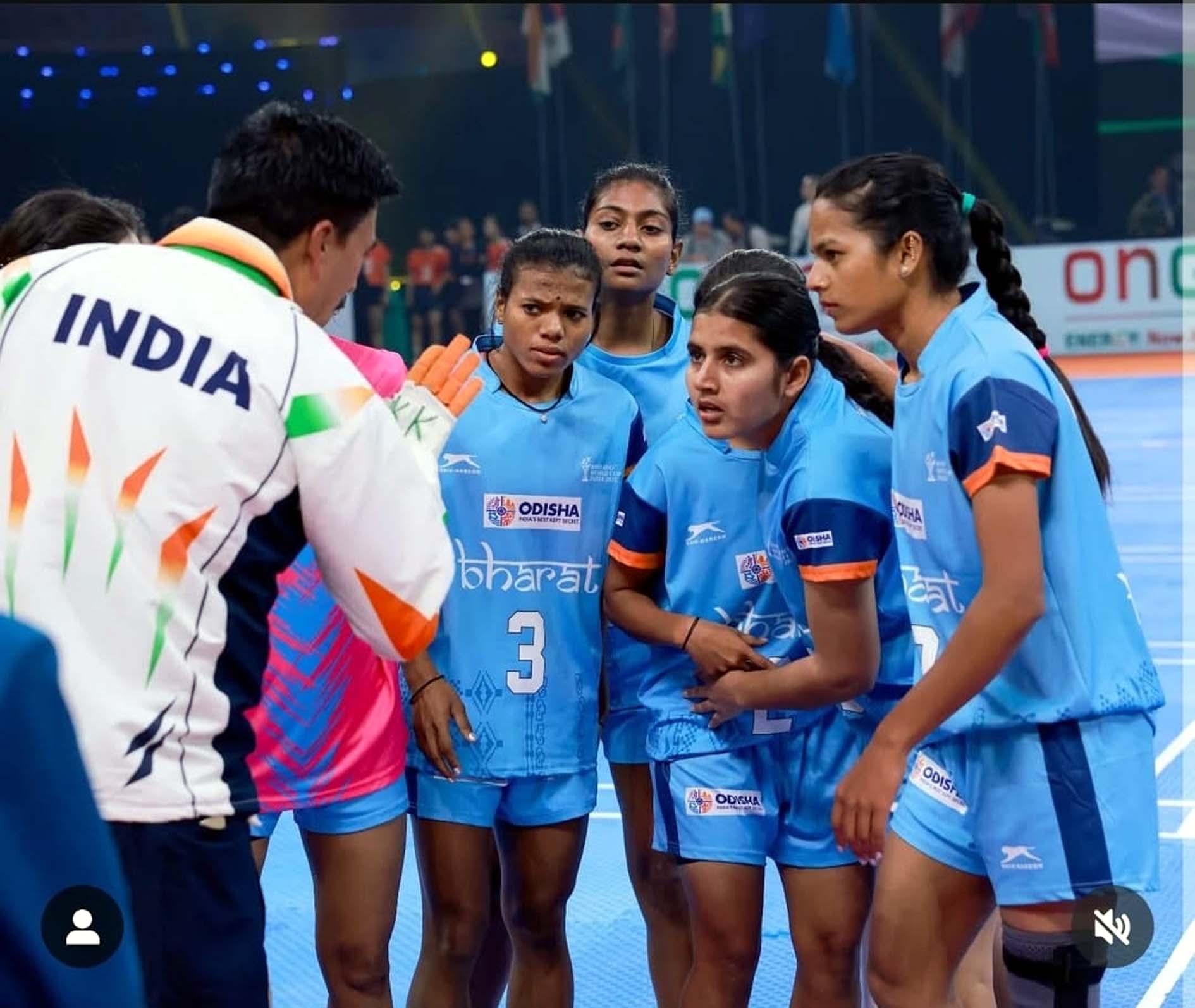 टीम को निर्देश देते कोच। टीम को निर्देश देते कोच।