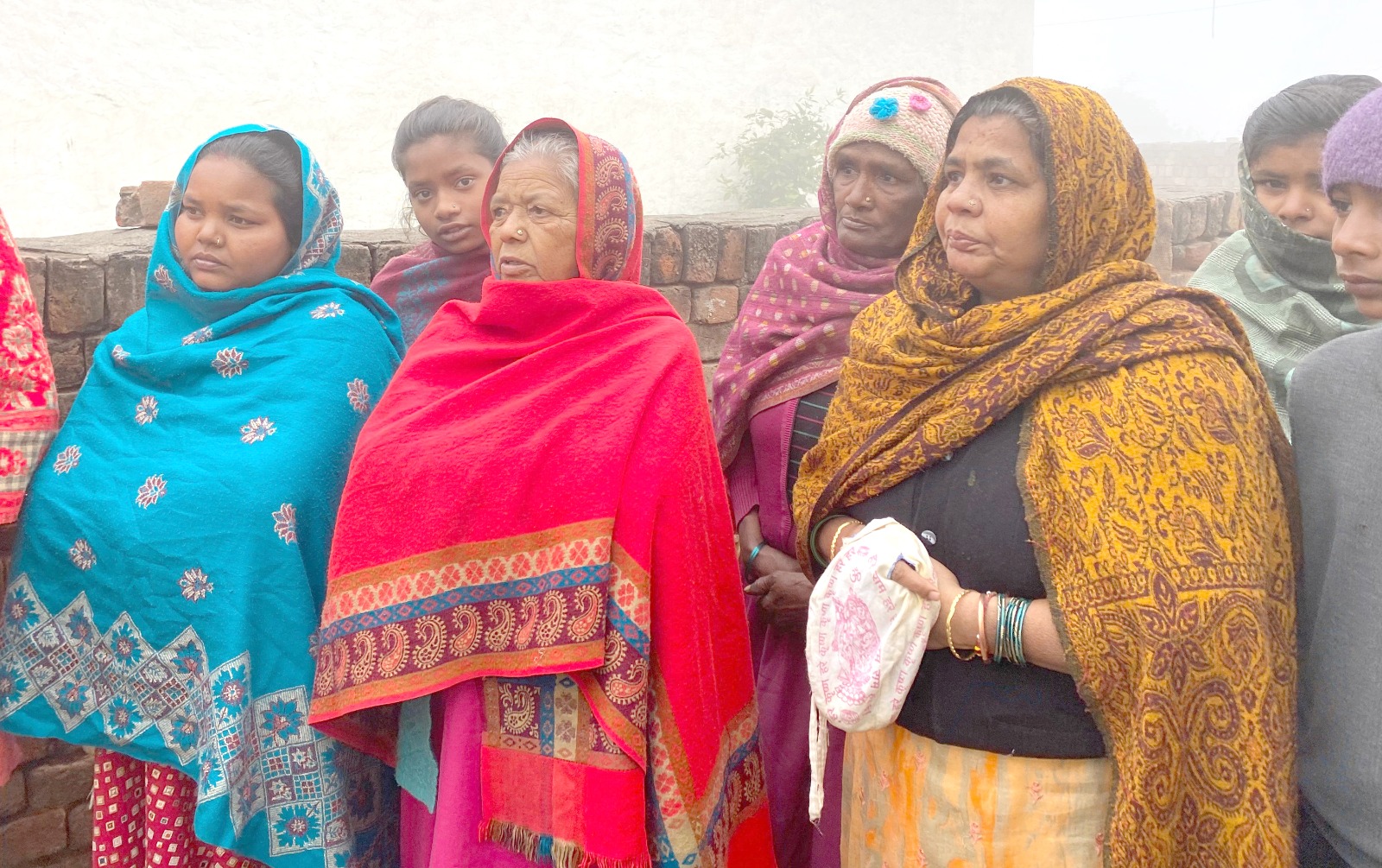 घटनास्थल पर जुटी कालोनी की महिलाएं। घटनास्थल पर जुटी कालोनी की महिलाएं।