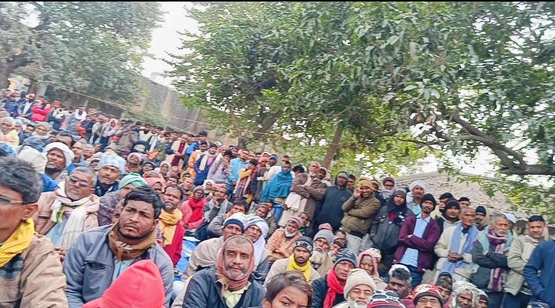 तटबंध निर्माण के विरोध में आमसभा करते किसान तटबंध निर्माण के विरोध में आमसभा करते किसान