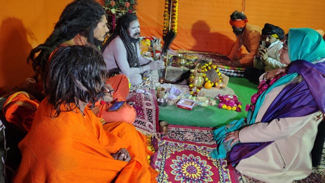 साधु संतों से जानकारी लेते साधु संतों से जानकारी लेते