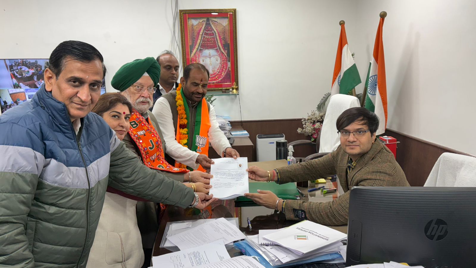 सांसद रमेश बिधूड़ी नामांकन करते हुए सांसद रमेश बिधूड़ी नामांकन करते हुए
