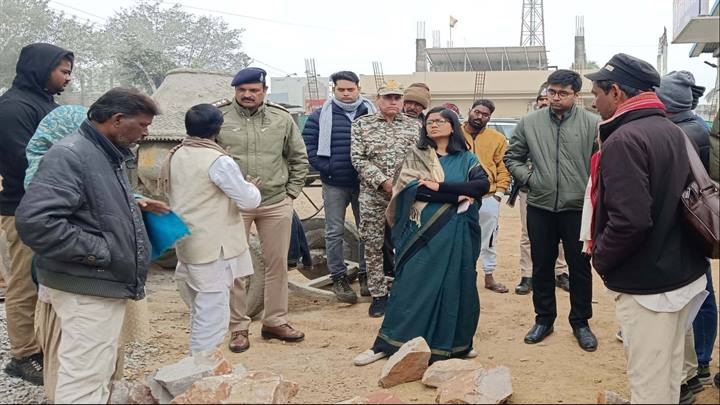 ग्वालियरः जौरासी चौकी के सीमा विवाद संबंधी निराकरण के लिए मौके पर पहुँची कलेक्टर ग्वालियरः जौरासी चौकी के सीमा विवाद संबंधी निराकरण के लिए मौके पर पहुँची कलेक्टर