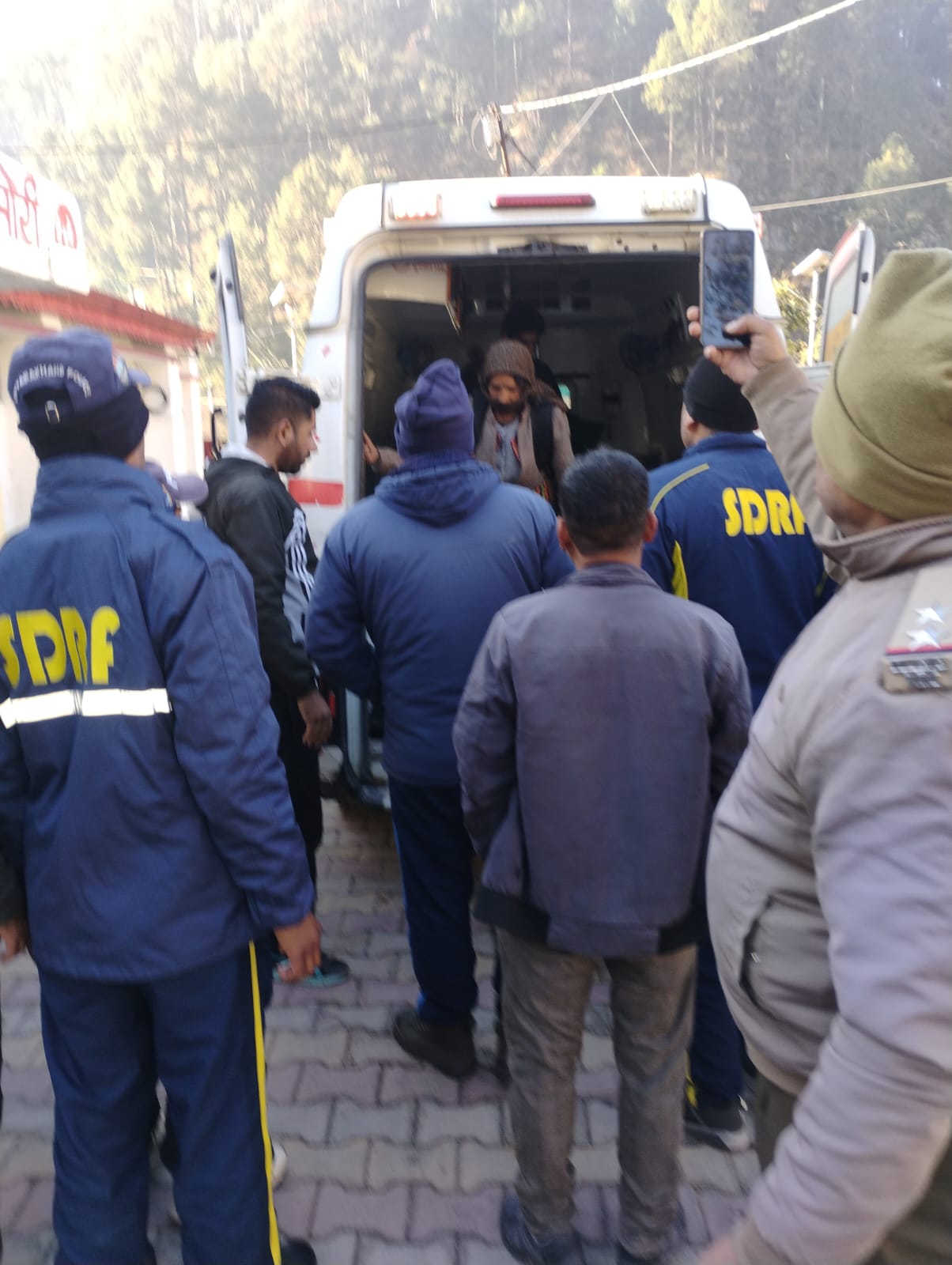 एसडीआरएफ रेस्क्यू कर घायलों को अस्पताल भेजती। एसडीआरएफ रेस्क्यू कर घायलों को अस्पताल भेजती।