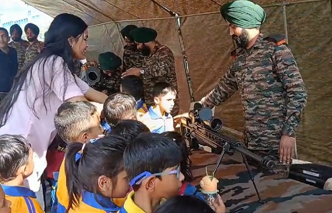 सेना दिवस के अवसर पर हथियार प्रदर्शनी सेना दिवस के अवसर पर हथियार प्रदर्शनी