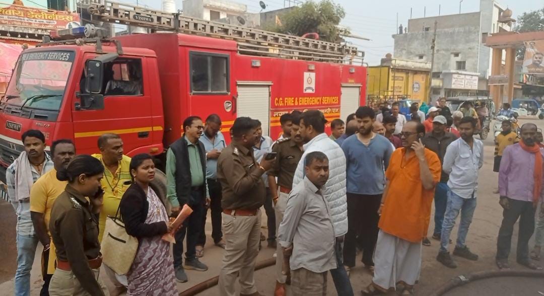 घटना स्थल पर पुलिस व लोगों की भीड़ के बीच फायर बिग्रेड से आग पर काबू पाते हुए। घटना स्थल पर पुलिस व लोगों की भीड़ के बीच फायर बिग्रेड से आग पर काबू पाते हुए।