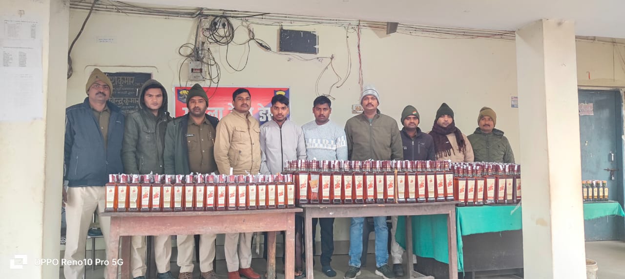 बरामद शराब व गिरफ्तार तस्कर के साथ पुलिस टीम बरामद शराब व गिरफ्तार तस्कर के साथ पुलिस टीम