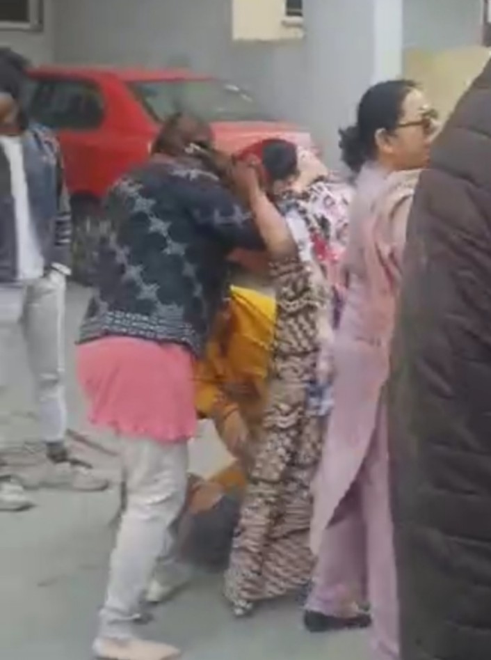 महिलाओं के बीच भी हो गया झगड़ा महिलाओं के बीच भी हो गया झगड़ा