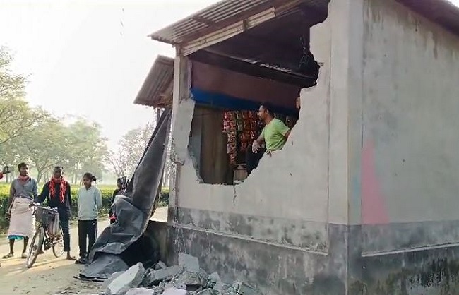 हाथी के हमले में सात घर सहित एक दुकान क्षतिग्रस्त हाथी के हमले में सात घर सहित एक दुकान क्षतिग्रस्त