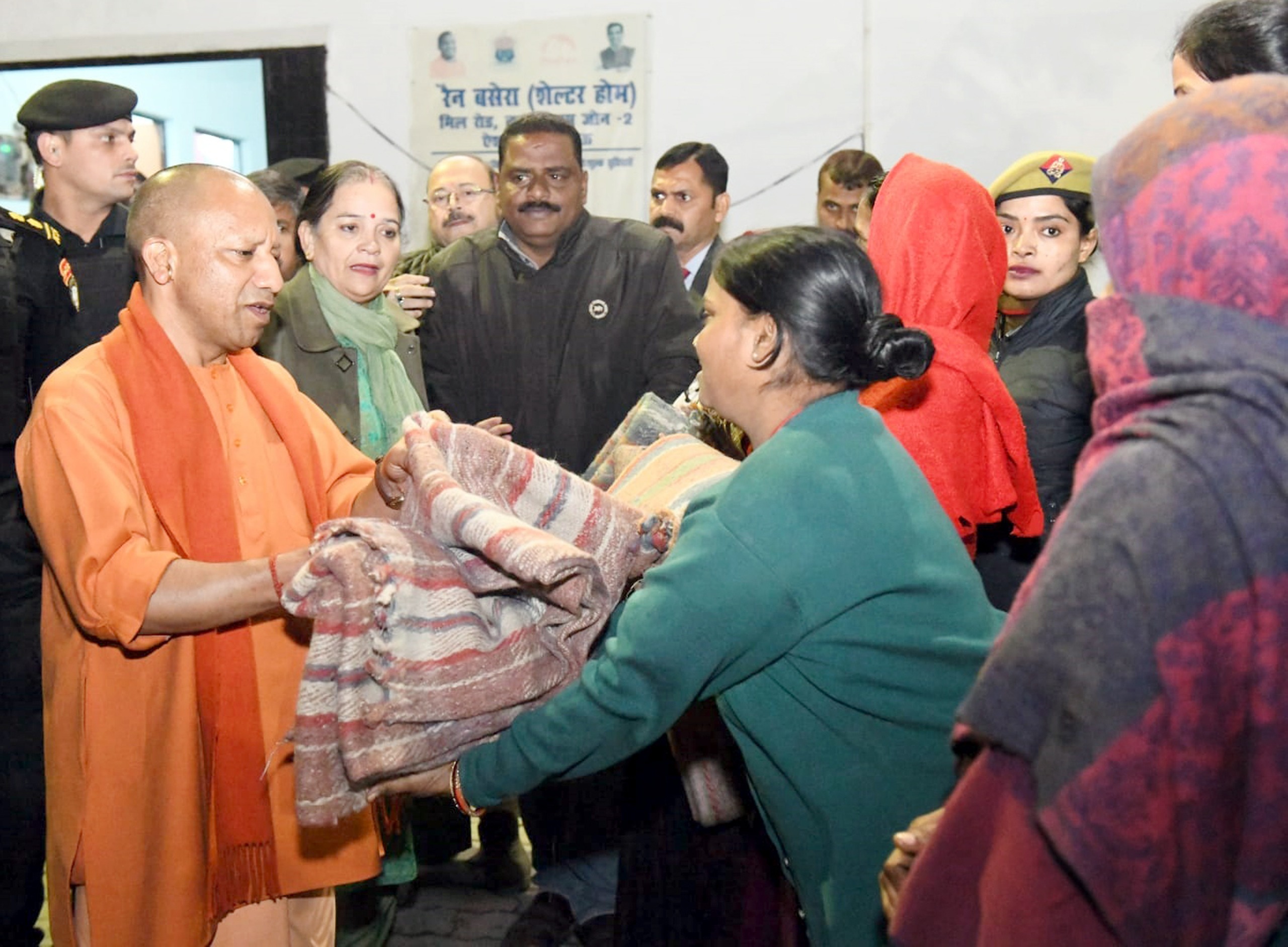 राजधानी की सड़कों पर उतरे मुख्यमंत्री योगी राजधानी की सड़कों पर उतरे मुख्यमंत्री योगी