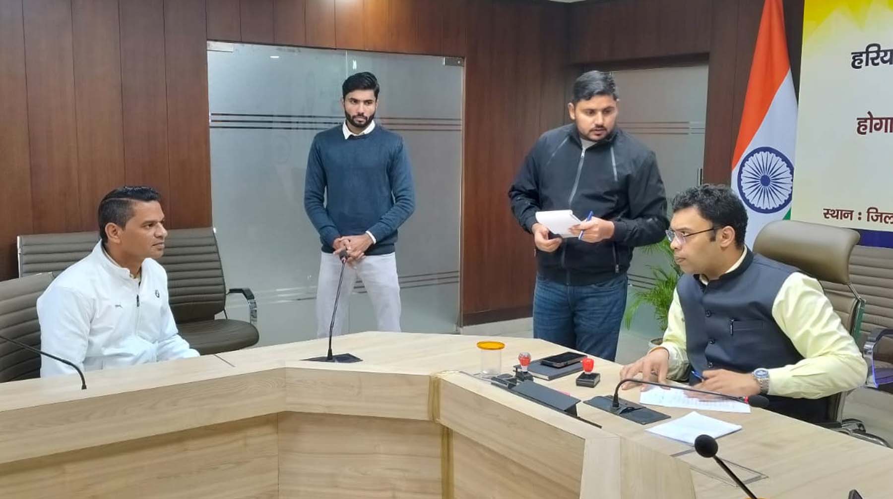 फोटो नंबर-03: लघु सचिवालय में शिविर में शिकायतें सुनते नगराधीश कुंवर विक्रम सिंह। फोटो नंबर-03: लघु सचिवालय में शिविर में शिकायतें सुनते नगराधीश कुंवर विक्रम सिंह।