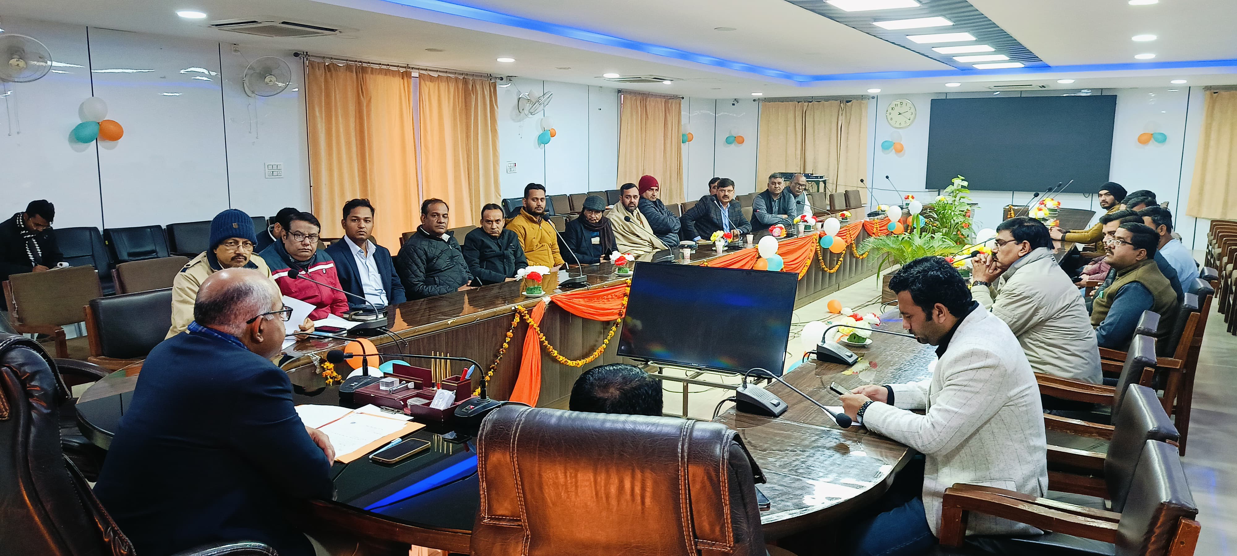 कलेक्ट्रेट सभागार में बैठक लेते जिलाधिकारी कलेक्ट्रेट सभागार में बैठक लेते जिलाधिकारी
