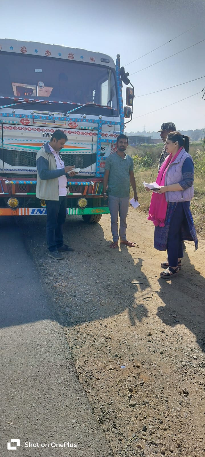 गाड़ियों की जांच करती डीटीओ