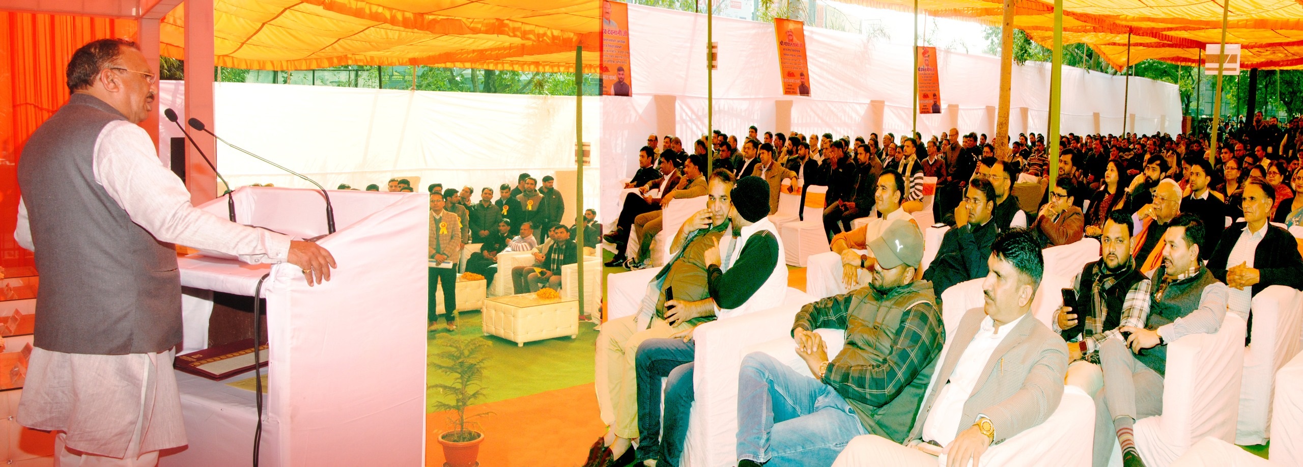 जयपुर कलेक्ट्रेट में राजस्व मंत्रालयिक संघ की कार्यकारिणी को शपथ दिलाते देवनानी जयपुर कलेक्ट्रेट में राजस्व मंत्रालयिक संघ की कार्यकारिणी को शपथ दिलाते देवनानी