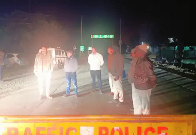 बैरसिया एसडीएम ने रात में ब्रिज की जांच की