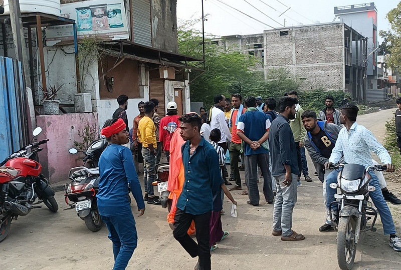 घटना के बाद मौके पर जुटी भीड़ घटना के बाद मौके पर जुटी भीड़