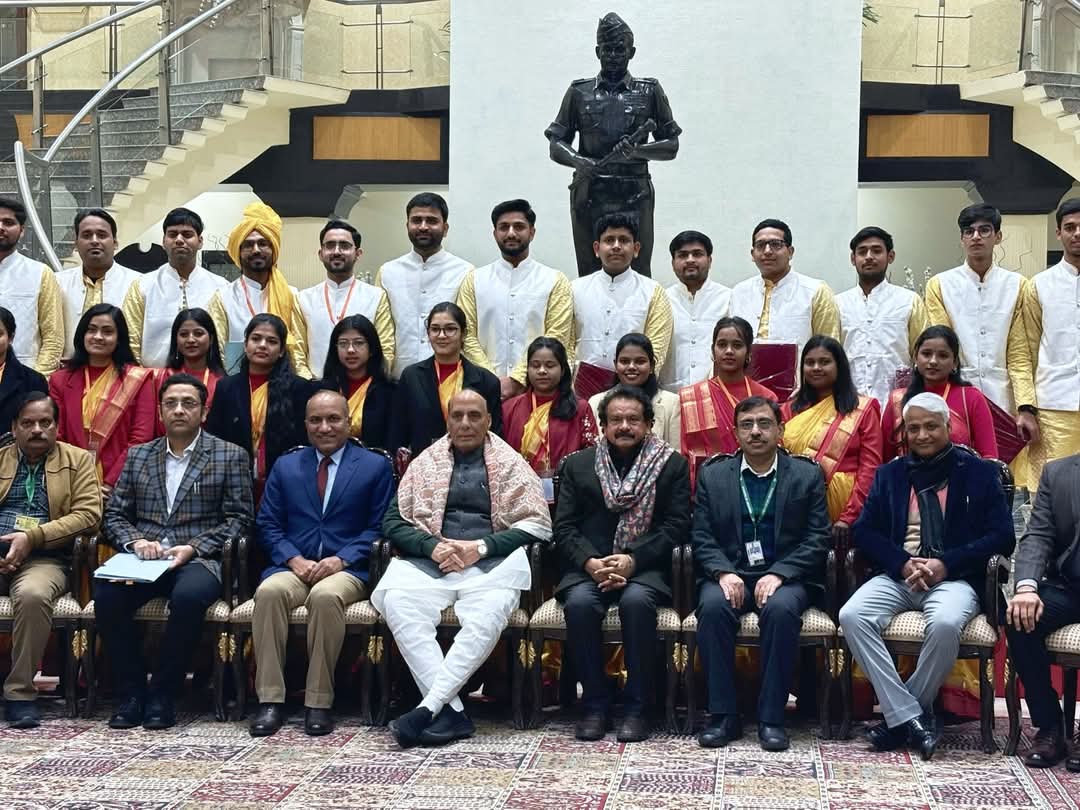 पुरस्कार समारोह के दौरान ग्रुप फोटो पुरस्कार समारोह के दौरान ग्रुप फोटो