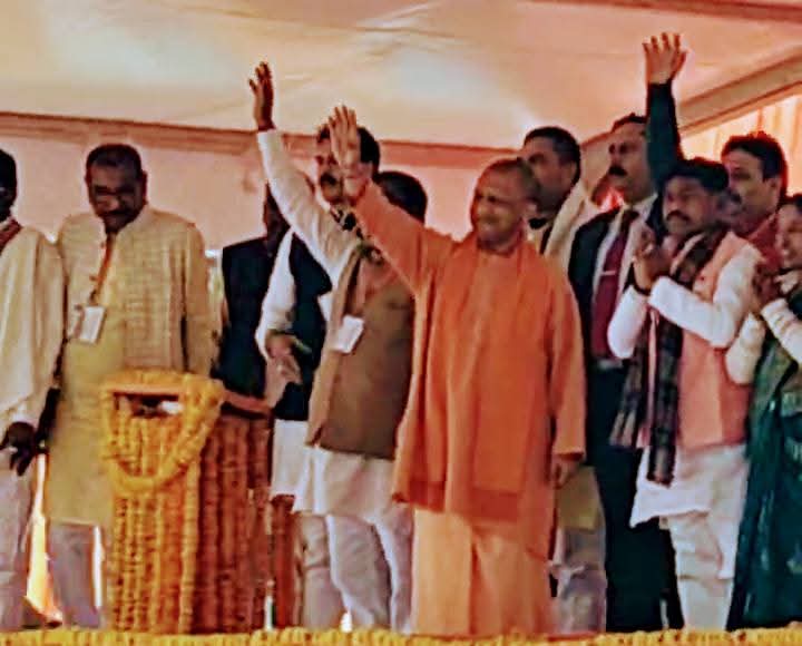 सोनभद्र में विधायक खेल महाकुंभ के समापन पर मुख्यमंत्री योगी आदित्यनाथ सोनभद्र में विधायक खेल महाकुंभ के समापन पर मुख्यमंत्री योगी आदित्यनाथ