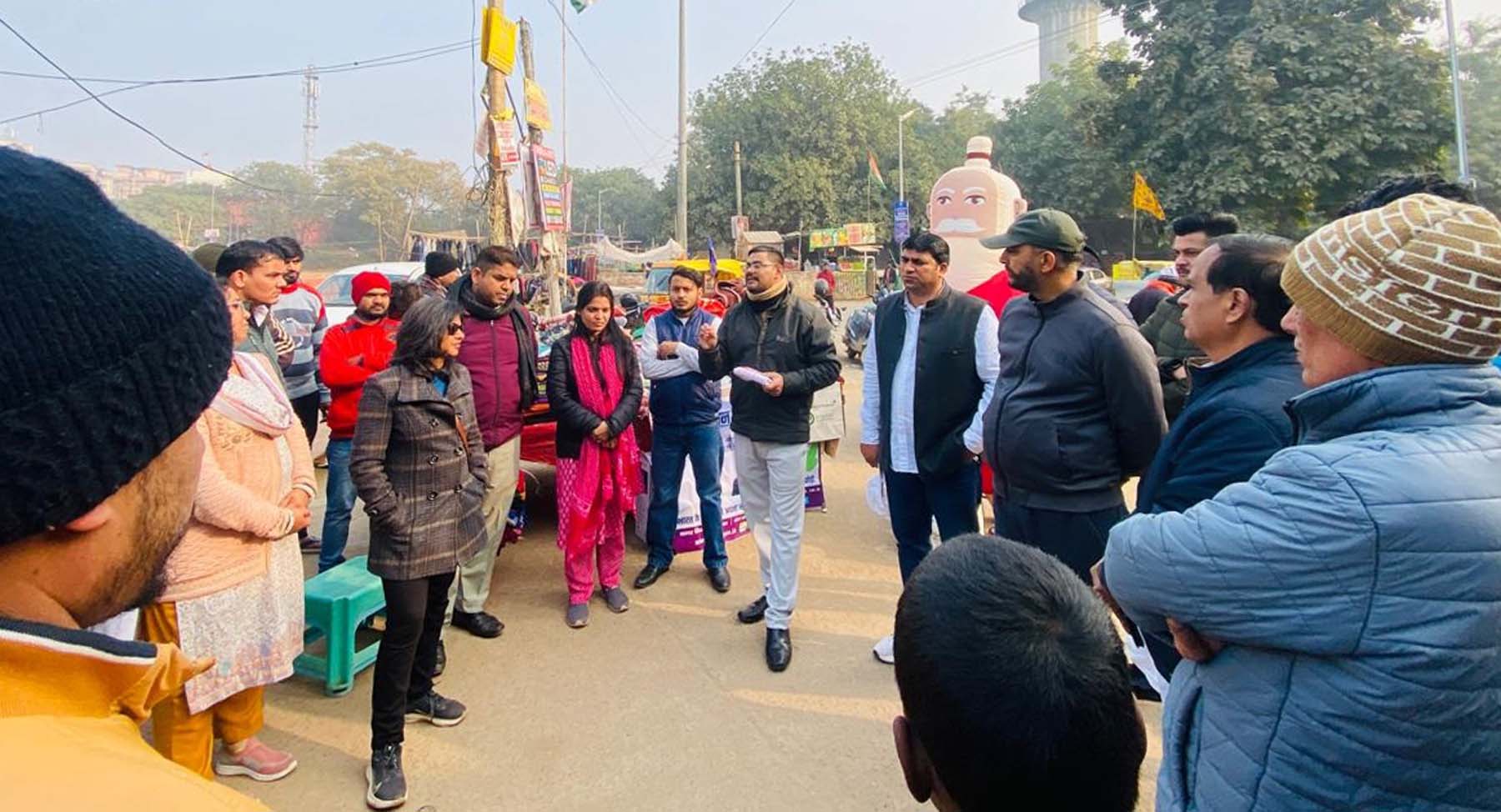 फोटो नंबर-03: गुरुग्राम के सेक्टर-56 मार्केट में एक विशेष अभियान के तहत लोगों को जागरुक करते निगमकर्मी। फोटो नंबर-03: गुरुग्राम के सेक्टर-56 मार्केट में एक विशेष अभियान के तहत लोगों को जागरुक करते निगमकर्मी।
