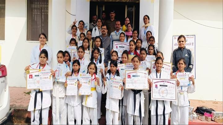 कलेक्टर ने गोल्ड एवं सिल्वर मेडल जीतने वाली बालिकाओं को किया सम्मानित कलेक्टर ने गोल्ड एवं सिल्वर मेडल जीतने वाली बालिकाओं को किया सम्मानित