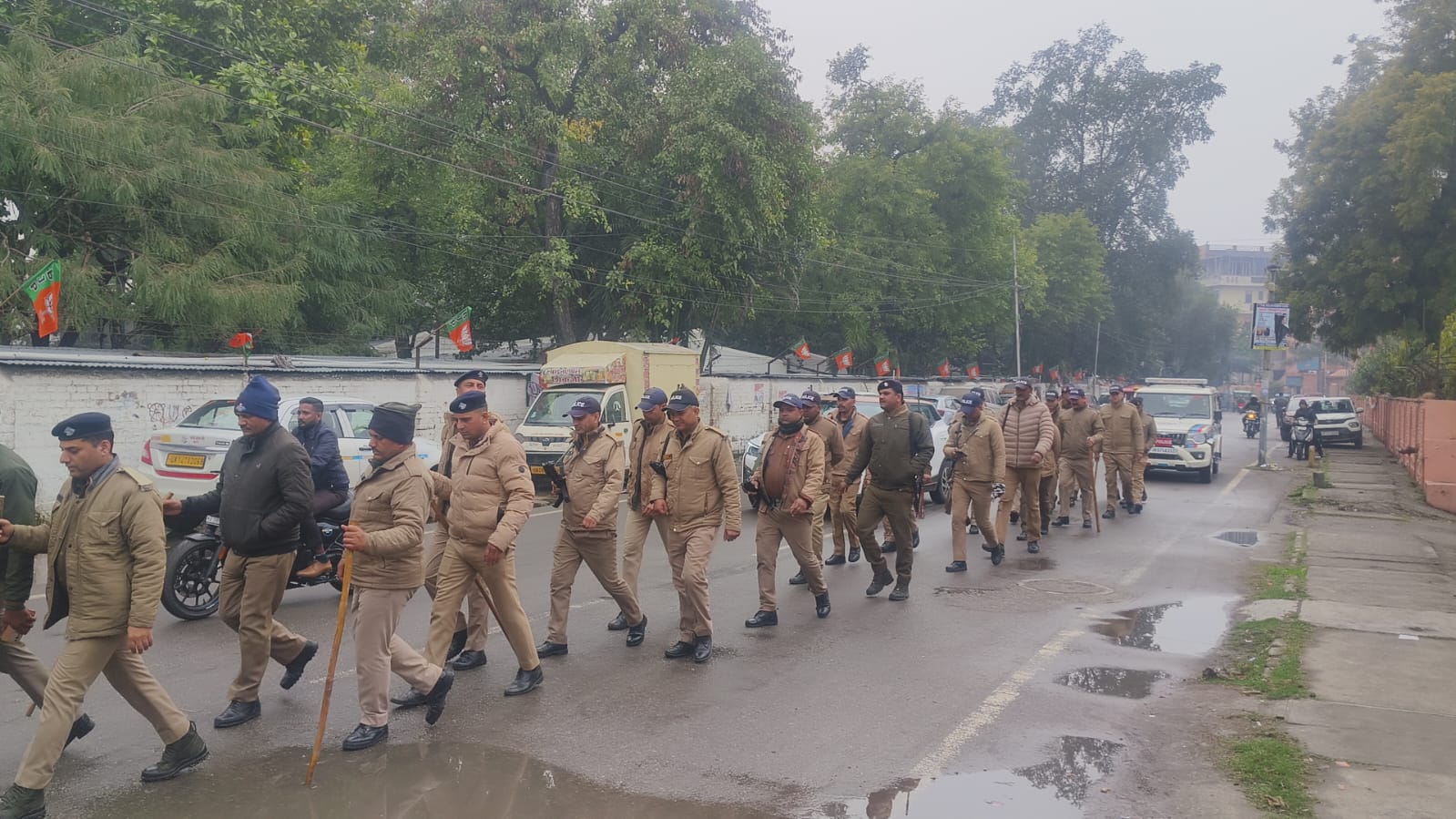 पुलिस का फ्लैग मार्च पुलिस का फ्लैग मार्च